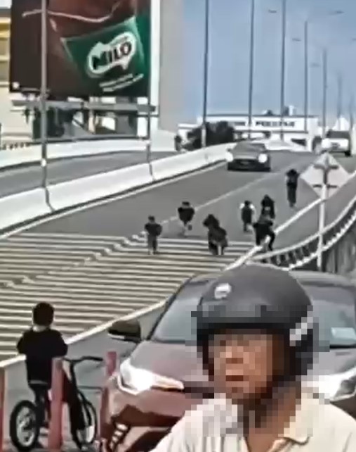 蚊型脚车党高架桥飙车 警方开档调查